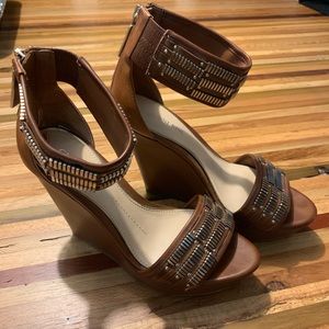 Gianni beanie brown with gold wedge sandals 7.5